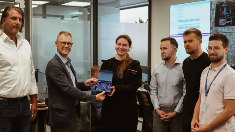 „Vilniaus plano“ komandai apdovanojimą įteikia „Hnit-Baltic“ vadovas Linas Gipiškis